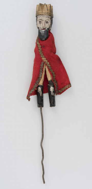 Kukiełka - król Herod, wykonany z drzewa, w złotej koronie: włosy i broda pomalowane na czarno, również wysokie buty z cholewami zaznaczone czarną farbą. Brak rąk. Okryty płaszczem z czerwonej flaneli obszytym po brzegach złotym szychem, przepasany pasem, również z czerwonej flaneli; w prawej nodze osadzony jest gruby drut o hakowatym zakończeniu służący do manipulowania kukiełką. Głowa osadzona jest w korpusie przy pomocy kołeczka wchodzącego w otwór korpusu, a z tyłu umocowana kawałkiem skóry przybitej gwoździkiem, tak, aby mogła spadać z karku.