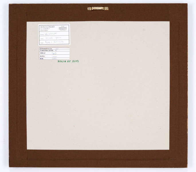 Widok rynku w Kazimierzu. Na pierwszym planie szeroki fragment placu rynkowego z ciągami kamienic rzucających długi cień na pusty plac. Po lewej ciąg kamienic, z których dwie
(kamienice Przybyłów)  zwieńczone wysokimi attykami. Na wprost cztery domy ustawione szczytowo do rynku. Drugi od lewej - parterowy, z podcieniem, na rogu - piętrowa kamienica Gdańska z barokowym szczytem. W centrum placu rynkowego studnia częściowo zasłonięta 
chłopską furmanką z wyprzęgniętym koniem.
