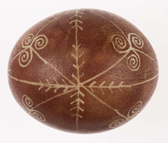 E/1296/ML - Technika batik. Podział na podłużny na 4 części, podział poprzeczny na 2 części. Motyw trykwetru. Barwa tła brązowa, barwa motywu biała.