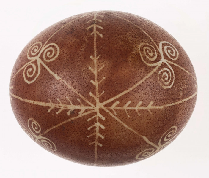 E/1296/ML - Technika batik. Podział na podłużny na 4 części, podział poprzeczny na 2 części. Motyw trykwetru. Barwa tła brązowa, barwa motywu biała.