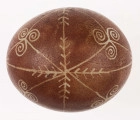 E/1296/ML - Technika batik. Podział na podłużny na 4 części, podział poprzeczny na 2 części. Motyw trykwetru. Barwa tła brązowa, barwa motywu biała.