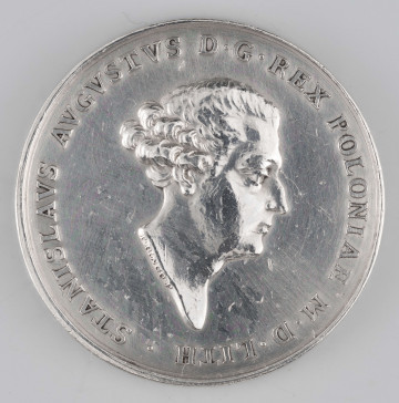N/383/ML - AV. Głowa króla w profilu w prawo. W otoku napis:
. STANISLAVS AAVGVSTVS D . G . REX POLONIAE M . D . LITH
Sygnatura: T.PINGO.F

RV. Korona królewska z odchodzacymi od niej promieniami. W otoku napis:
HANC IVSSIT FORTUNA MERERI
Na dole w odcinku:
EL . VN . VOCE VII SEPT . / CORON . XXV NOV . / MDCCLXIV
