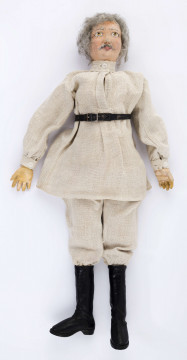Ubiór męski (model) na lalce; składający się z koszuli i spodni z białego lnianego płótna oraz pasa ze sprzączką i butów skórzanych.