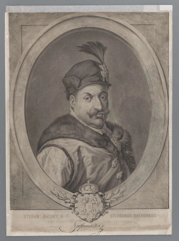 R/5164/ML - Portret mężczyzny w owalnej, profilowanej ramie, na tle prostokątnej płyciny, 
w popiersiu, 3/4 w prawo. Twarz o wyrazistych rysach, głęboko osadzonych 
dużych oczach. Brwi ściągnięte, nos dość duży, lekko orli. Nad górną wargą sumiaste wąsy. Ubrany w żupan z obszernym futrzanym kołnierzem, spięty pod szyją zaponą. Na głowie czapka z wpiętą broszą z klejnotów z kitą. U dołu owalu kartusz z herbami: Orłem, Pogonią i Trzema Zębami Batorych pośrodku, po jego bokach gałązki dębu i lauru.
Pod portretem napis l.: STEFAN BATORY. K: P:, p.: STEFANUS BATHOREUS
ur: 1533 - obrany Królem 1575 - um. 1586 - pochowany w Krakowie
poniżej faksymile autografu. 
sygn.: podług Baciarellego J. F. Piwarski 1857