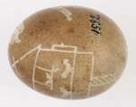 E/1592/ML - Technika batik. Bez podziału. Motyw postać ludzka - scenka rodzajowa: chłopiec karmiący ptaki przy gołębniku. Barwa tła brązowa, barwa motywu biała.