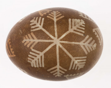 E/1039/ML E/1039/ML - Technika batik. Podział podłużny na 2 części. Motyw gwiazdy, krzyża, swastyki. Barwa tła brązowa, barwa motywu biała i ceglasta.