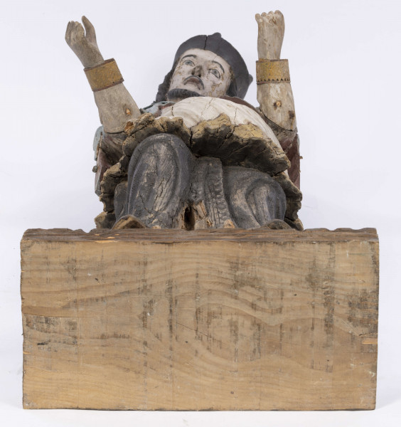 E/8422/ML - Rzeźba drewniana, pełna, polichromowana, przedstawiająca św. Jana Nepomucena. Zakomponowana frontalnie, z rękoma zgiętymi w łokciu i lekko rozłożonymi. Twarz owalna, pomalowana białą farbą. Małą broda i krótkie czarne wąsy. Nos krótki, prosty. Oczy owalne podkreślone czarnym konturem. Brwi łukowate, wąskie, czarne. Włosy czarne, ułożone w pukle. Na głowie czarny biret. Długa czarna sutanna, biała komża ozdobiona u dołu złotą koronką. Na piersiach krzyż, zawieszony na łańcuchu. Na komżę narzucona jasnoniebieska peleryna. Stopy lekko rozstawione. Obuty w sandały o jednym pasku. 

Konserwacja: 1990 r.