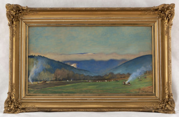 Pejzaż górski. Na pierwszym planie obszar zielonej łąki. W głębi, ponad pasem zielono - fioletowo - brązowych koron drzew, dwa niemal symetrycznie zakomponowane, łagodne stoki górskie w kolorze ultramaryny. Między nimi plama kobaltu oddzielona rozciągającym się w poziomie biało - różowym pasem snującej się mgły od płaszczyzny nieba pokrytej jasnymi, błękitnymi smugami. Kompozycję ożywiają sztafażowo potraktowane, małe, kolorowe sylwetki zajętych pracami polowymi ludzi i zwierząt. Przedstawienie utrzymane w chłodnej tonacji barw, 
z przewagą błękitów. Operuje szerokimi plamami pastelowych kolorów.
