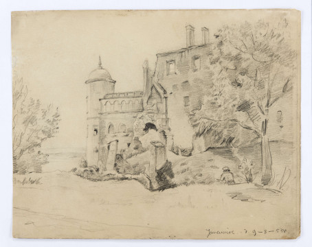 Widok zamku w Janowcu w ujęciu od północnego wschodu, od strony zrujnowanego wjazdu, z zachowanymi pozostałościami reprezentacyjnej bramy i narożną wieżą krytą kopułą. Fragment elewacji częściowo zasłonięty przez rozłożystą koronę drzewa. Pod drzewem pochylony nad szkicownikiem mężczyzna. 
