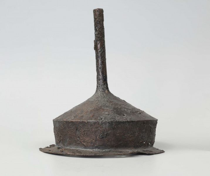 Umbo stożkowate z wyokim tępym kolcem.
Żelazne umbo, czyli szczyt tarczy jest wraz z mieczem z miedzianą inkrustacją wyobrażającą Marsa i Victorię, grotami, okuciem drzewca i parą ostróg, częścią bogatego ekwipunku wojownika kultury przeworskiej z okresu rzymskiego, odkrytego w grobie ciałopalnym na stanowisku archeologicznym w Podlodowie koło Tomaszowa Lubelskiego. Egzemplarz z Podlodowa posiada długi tępy kolec. Wyjątkowy jest sposób wykonania tej broni. Żelazna kopuła i kołnierz umba zostały bowiem pokryte warstwą miedzianej blachy, co ma walor estetyczny oraz świadczy o wysokim poziomie ówczesnej metalurgii. 