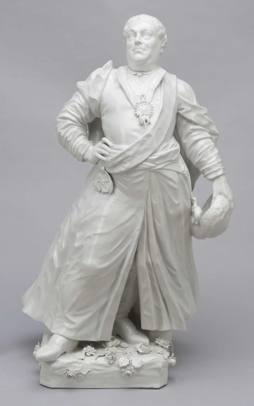 S/CS/657/ML - Figura z białej porcelany przedstawia króla Augusta III en pied na cokole zdobionym plastycznie modelowanymi różami i goździkami. Król stoi w kontrapoście, z lekko uniesioną głową, prawą rękę opiera na biodrze, w lewej opuszczonej trzyma czapkę okrągłą obszytą futrem. Ubrany jest w polski strój szlachecki: żupan, kontusz z zarzuconymi wylotami i pas. Na piersi ma order Złotego Runa i wstęgę z krzyżem orderu Orła Białego, przy lewym boku szablę na ozdobnych rapciach.
Figura stanowi wierne odwzorowanie portretu króla wykonanego przez Louis de Silvestre'a nadwornego malarza ok. roku 1737 (obecnie w zbiorach Muzeum w Wilanowie).