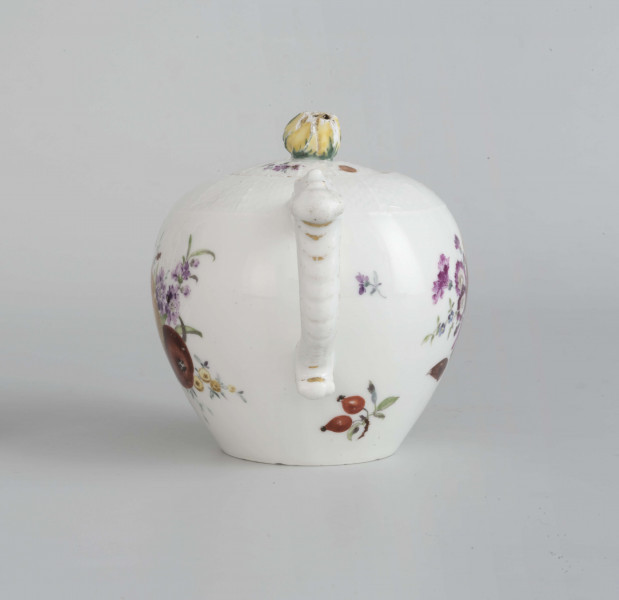 Imbryk kulisty lekko zwężony ku dołowi, wokół wylewu zdobiony plastyczną plecionka w typie Alt-Ozier. Dziobek rurkowy zakończony rozwartym smoczym pyskiem podkreślonym plastycznym liściem akantu. Ucho rokokowe w kształcie litery 