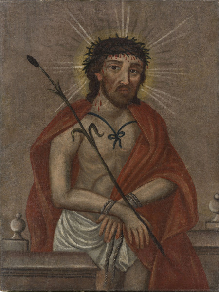 Obraz olejny na płótnie. Postać Chrystusa ujęta 3/4, lekko zwrócona w prawo. Ciało odkryte do bioder, ciemnobeżowe, kontury wycieniowane szarobrązowe. Zaznaczone obojczyki, żebra i przepona. Na biodrach biało-szara przepaska. Ręce zgięte w łokciach, skrzyżowane na przegubach dłoni z rozpostartymi lekko palcami. Związane szaro-brązową linką, splot zaznaczony bielą. W prawej ręce brunatno-czarna palma męczeństwa (w postaci pałki wodnej), oparta o prawe ramię i wychodząca poza nie ukośnie na zewnątrz, na wysokość głowy. Na ramionach Chrystusa płaszcz o zgaszonej czerwieni, lekko nakrywając prawy obojczyk spływa ku dołowi z tyłu, przez lewę ramię przechodzi do przodu, przysłaniając część torsu oraz ramię. Załamuje się na zgięciu i fałdą spływa w dół, przysłaniając uda. Fałdy wycieniowane ciemniejszą czerwienią w odcieniu brązu i paskami przezroczystego, zgaszonego pomarańczu. Płaszcz zawiązany jest pod szyją czarną tasiemką, na kokardę. Twarz Chrystusa okolona krótką brązową brodą, nad rozchylonymi czerwonymi ustami brązowe wąsy. Wokół ust i nosa wycieniowane bruzdy. Nos prosty, oczy brązowe, duże lekko migdałowe o rozjaśnionych powiekach, brwi brązowe proste. Owal o zaznaczonych kościach policzkowych. Wokół głowy aureola w kolorze złamanej żółci. Od głowy odchodzą na przemian po 3 rodzaje promieni. Białe, proste (środkowy dłuższy falisty), szaro-oliwkowe. Tło obrazu ciemnoszare z odcieniem różu i beżu. Po lewej stronie w dołu zaznaczona balustrada ze sterczynami.