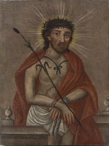 Obraz olejny na płótnie. Postać Chrystusa ujęta 3/4, lekko zwrócona w prawo. Ciało odkryte do bioder, ciemnobeżowe, kontury wycieniowane szarobrązowe. Zaznaczone obojczyki, żebra i przepona. Na biodrach biało-szara przepaska. Ręce zgięte w łokciach, skrzyżowane na przegubach dłoni z rozpostartymi lekko palcami. Związane szaro-brązową linką, splot zaznaczony bielą. W prawej ręce brunatno-czarna palma męczeństwa (w postaci pałki wodnej), oparta o prawe ramię i wychodząca poza nie ukośnie na zewnątrz, na wysokość głowy. Na ramionach Chrystusa płaszcz o zgaszonej czerwieni, lekko nakrywając prawy obojczyk spływa ku dołowi z tyłu, przez lewę ramię przechodzi do przodu, przysłaniając część torsu oraz ramię. Załamuje się na zgięciu i fałdą spływa w dół, przysłaniając uda. Fałdy wycieniowane ciemniejszą czerwienią w odcieniu brązu i paskami przezroczystego, zgaszonego pomarańczu. Płaszcz zawiązany jest pod szyją czarną tasiemką, na kokardę. Twarz Chrystusa okolona krótką brązową brodą, nad rozchylonymi czerwonymi ustami brązowe wąsy. Wokół ust i nosa wycieniowane bruzdy. Nos prosty, oczy brązowe, duże lekko migdałowe o rozjaśnionych powiekach, brwi brązowe proste. Owal o zaznaczonych kościach policzkowych. Wokół głowy aureola w kolorze złamanej żółci. Od głowy odchodzą na przemian po 3 rodzaje promieni. Białe, proste (środkowy dłuższy falisty), szaro-oliwkowe. Tło obrazu ciemnoszare z odcieniem różu i beżu. Po lewej stronie w dołu zaznaczona balustrada ze sterczynami.