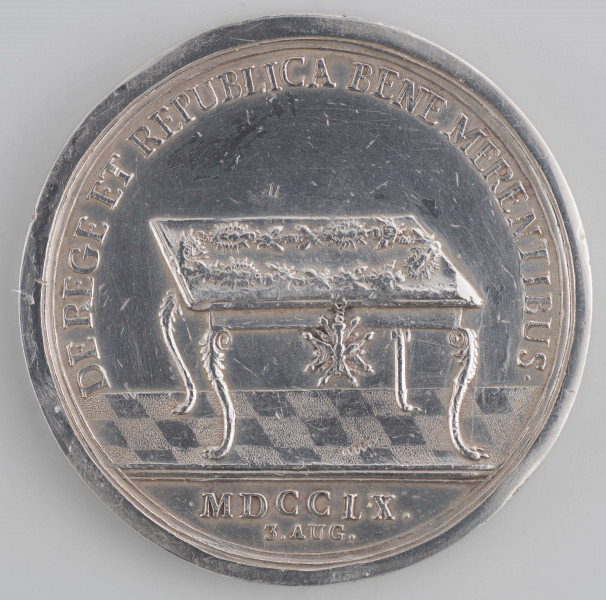 N/3745/ML - AV. Popiersie króla w profilu w prawo, z odkrytą głową, z orderem Złotego Runa na szyi. W otoku napis rozdzielony na górze i dole przez wizerunek:
AUGUSTUS III D . G . - REX POLONIARUM
Sygnatura: WERMUTH . F .

RV. Stół z łańcuchem i zwieszającą odznaką orderu Orła Białego. W otoku napis:
DE REGE ET REPUBLICA BENE MERENTIBUS .
Na dole w odcinku data:
MDCCLX . / 3.AUG.
