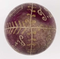 E/1563/ML - Technika batik. Podział podłużny na 4 części. Motyw drzewa życia oraz napisy (nazwiska: T. Birontowicz, A. Ogórkiewicz) i miejscowość: Żdanów). Barwa tła fioletowa (buraczkowa), barwa motywu biała i żółta.