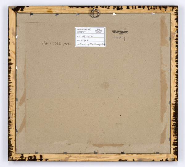 Widok szpitala i Bramy Świętoduskiej w Lublinie. Po prawej perspektywicznie ukazana elewacja szpitala z renesansową attyką, w głębi przylegająca do murów szpitala brama z szerokim, półkolistym przejazdem w przyziemiu. Rysunek prowadzony miękką kreską.
Na odwrocie szkic Rynku w Kazimierzu Dolnym