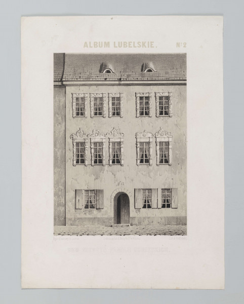 S/G/539/ML - Widok kamienicy Sobieskich /Konopniców/ przy Rynku w Lublinie. Ukazana od strony fasady, dwupiętrowa, nakryta dwuspadowym dachem. Otwór wejściowy zamknięty półkoliście, okna w dekoracyjnych, manierystycznych obramieniach.

