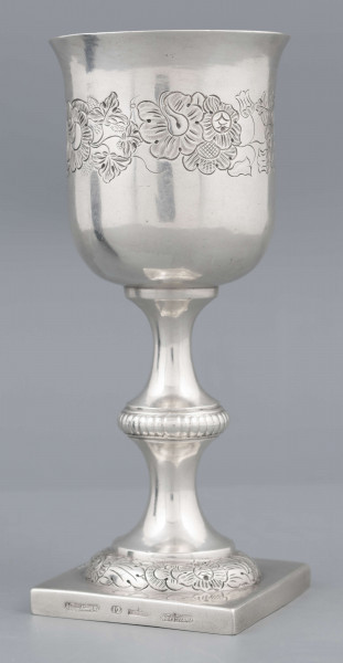 S/Mt/62/ML - Czara dzwonowata z lekko wywiniętym brzegiem, trzon z płaskim nodusem, stopa okrągła, wysklepiona, na kwadratowej plincie. Na czarze ryta wić kwiatowa, brzeg nodusa karbowany, brzeg stopy pokryty wzorem roślinno-kwiatowym.
