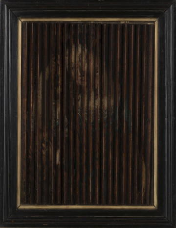 E/16692/ML - Obraz na desce, dwupłaszczyznowy, oprawiony w profilowaną ramę, lakierowaną na czarno, z wewnętrznym obrzeżem pociągniętym złocistą farbą. Odwrocie obrazu z litej sosnowej. Na niej naklejonych jest 20 trójgraniastych (o boku 17 mm) listewek dł. 47 cm, które stanowią lico obrazu. Dwie płaszczyzny listewek stanowią tło dla obrazów, oglądanych pod kątem 45°. 
Z jednej strony widoczny jest wizerunek Św. Magdaleny. Na ciemnym zatartym tle widoczna jest pochylona w prawo twarz, wsparta na ręce. Wokół jasnej twarzy, ciemne włosy, odsłonięty jasny dekolt i krawędzie sukni wokół dekoltu, z białym roślinnym ornamentem. Ten sam ornament powtarza się przy ręce. Poniżej ornamentu widoczne są ciemnozielone linie. Pozostałe partie obrazu słabo czytelne, ciemnobrązowe.
Z drugiej strony wizerunek Św. Piotra. Rozbielona twarz, wyraźne ciemne oczy, zarys brody, ślad czerwieni ust. Gdzieniegdzie pozostały ślady ciemnozielonej farby szat. W lewym dolnym rogu, czarną farbą namalowany jest klucz. W pozostałej części obraz wytarty, brązowy z czarnymi resztkami farby we wgłębieniach między listewkami.