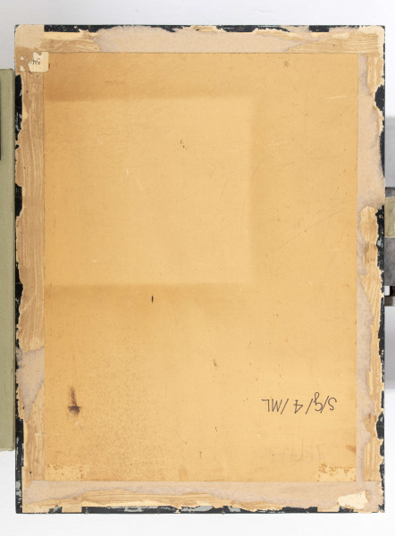 Półpostać starszego, siedzącego mężczyzny. Ukazany profilem w prawo, nieznacznie pochylony.
Twarz szczupła, pociągła, krótkie włosy ze śladami siwizny. Oczy z ciężkimi, opadającymi powiekami, wąskie usta, wąsy i krótka broda. Ubrany w obszerny szarobrunatny płaszcz z postawionym kołnierzem. Ręce ugięte w łokciach, dłonie obejmują drzewce laski. Modelowane miękkimi, nakładającymi się plamami kolorów. Tło pokryte błękitno - szarymi przetarciami.
