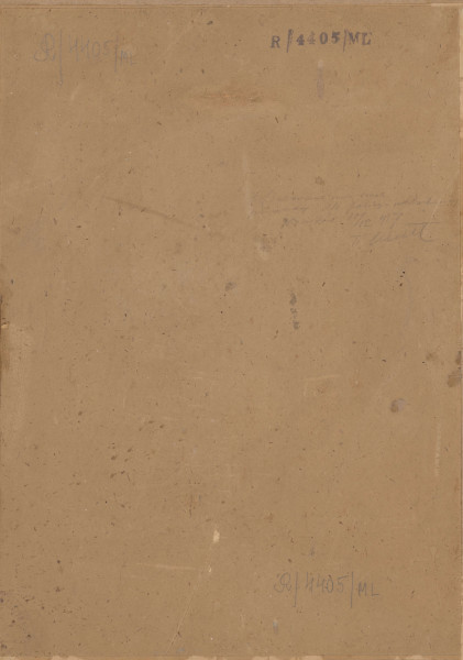 R/4405/ML - Portret młodej wieśniaczki. Ukazana en face. Postać ucięta na wysokości bioder. Twarz o melancholijnym wyrazie, miękko modelowane, regularne rysy. Duże oczy, wzrok skierowany w prawo, jasna karnacja, lekko zaróżowione policzki. Na czole biała przepaska, głowa okryta zawiązaną wokół szyi chustką w kolorze przytłumionej czerwieni z niebiesko - zielonym wzorem. Ubrana w obszerne ciemnobrązowe palto. Dziewczyna trzyma przed sobą dzban o zielono-brązowym brzuścu. U góry, w tle po lewej niewyraźne zarysy chaty, po prawej wiejska kapliczka przydrożna i sylwetka przechodzącej kobiety. Przedstawienie modelowane przez 
zagęszczenie miękko roztartych kresek. Kształty podkreślone delikatnym, czarnym konturem.
