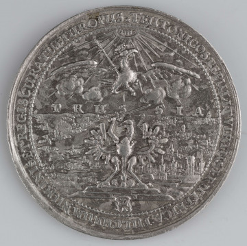 N/1523/ML - AV. W ziarnistej obwódce na schodkowym postumencie Orzeł pruski nad nim napis PRUS - SIA i orzeł koronny, a wyżej gloria z hebrajskim napisem: Jahwe. W tle równina z miastami, zamkiem i rzekami. Na dole mała tarcza Zakonu Krzyżackiego rozdziela litery I - H, monogram autora medalu. W otoku napis poprzedzony rozetką:
TEUTONICOS PEPULIT VIRTUS PRUTENICA : PULCHRUM NUMINIS ET REGIS CURA TUETUR OPUS

RV. Poniżej małego herbu Gdańska dwunastowierszowy napis;
GEDANI / ANNOS . ANTE . DUCENTOS / SUB . AUGUSTIS . (D) . CASIMIRI / AUSPICIIS . UNIVERSA . PROPE / CUM . PRUSSIA . AB . INFANDA / CRUCIGEROR . TYRANNIDE . LIBE / RATE . TERTIUM . LIBERTATIS / SUAE . SECULUM . REGNANTE / IOANNE . CASIMIRO / FELICITER . INCHOANTIS / MEMORIA / AN . C I ) I ) L I V
