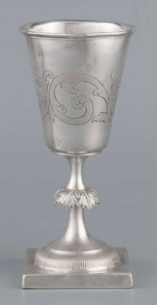 S/Mt/557/ML - Czara koniczna z brzegiem obwiedzionym wałkiem, trzon zdobiony kapturkiem z repusowanym w liście akantu, stopa okrągła z kwadratową plintą. Brzeg stopy karbowany. Na powierzchni czary grawerowany wzór stylizowanej wici roślinnej.
Na brzegu plinty sygnatury wypukłe majuskułą w prostokatnych ramkach:
- J.GAŁECKI
- w LUBLINIE
- punca owalna z przedstawieniem dłoni 
i punca okrągła z oznaczeniem próby 