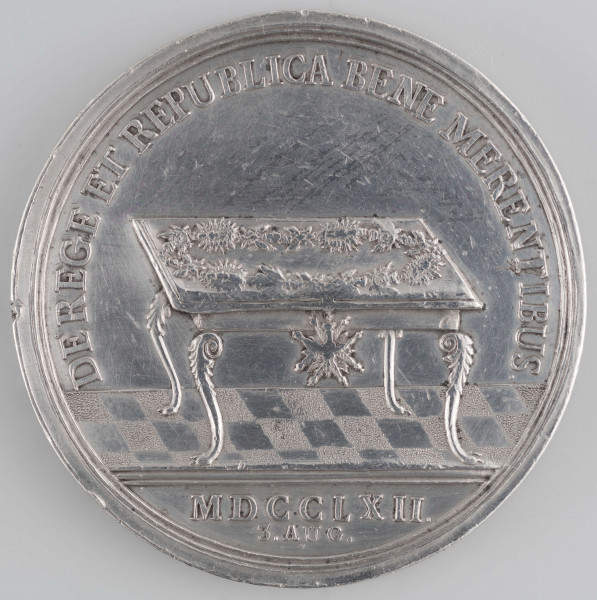 N/382/ML - AV. Popiersie króla w profilu w prawo, z odkrytą głową, z orderem Złotego Runa na szyi. W otoku napis rozdzielony na górze i dole przez wizerunek:
AUGUSTUS III D . G . - REX POLONIARUM
Sygnatura: WERMUTH . F .

RV. Stół z łańcuchem i zwieszającą odznaką orderu Orła Białego. W otoku napis:
DE REGE ET REPUBLICA BENE MERENTIBUS .
Na dole w odcinku data:
MDCCLXII . / 3.AUG.
