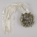 E/527/ML - Strój głowy w formie wianka. Na konstrukcji z drutu napięte są białe płócienne kwiaty, zielone listki oraz przypiete sa białe wstążki. Wianek noszony przez panny młode.
