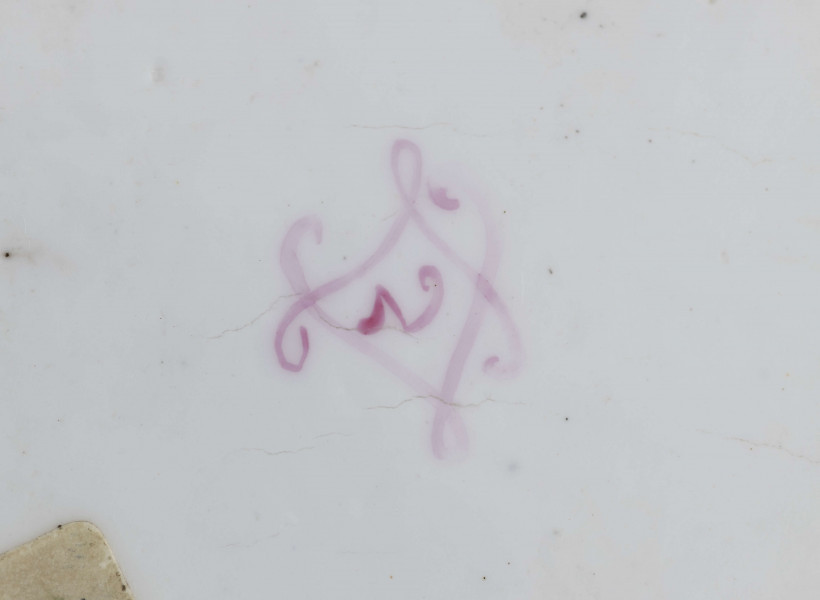 Talerz płytki; sygnatura manufakturty