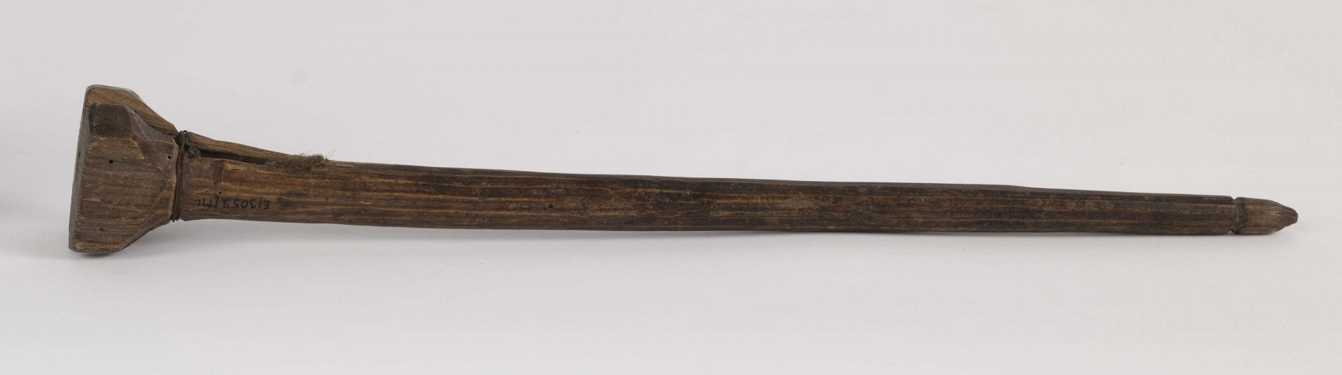 E/3052/ML - Przęślica krężołkowa z przysiadką. Pióro – pionowa beleczka i przysiadka z samorodnego drewna sosnowego. Krężel ruchomy w kształcie wydłużonego stożka. Obsadka przysiadki nieco podgięta ku górze, zakończona wyrzeźbionymi 3 zębami. Służy do umocowywania wełny, lnu lub konopi, przy wici nici za pomocą wrzeciona.