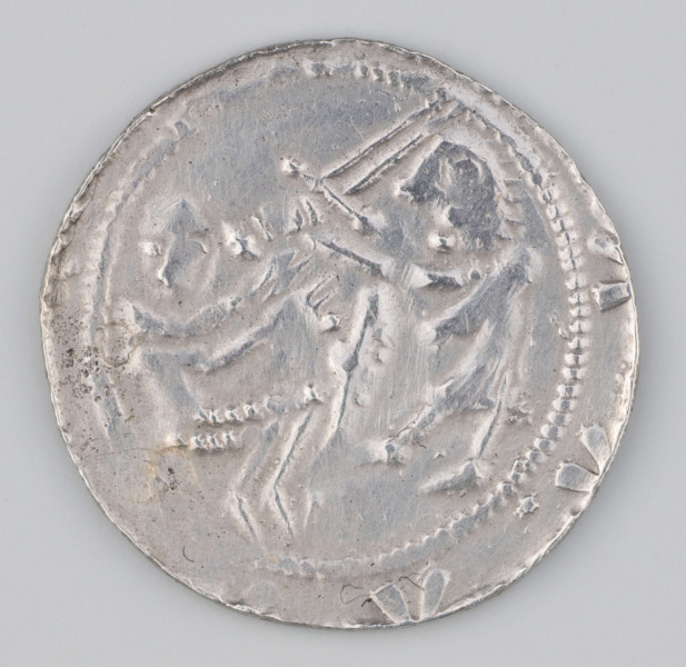 N/2817/ML - AV. W otoku prełkowym książę w prawo zwrócony zamierza się mieczem na siedzącego przed nim wroga.
RV. W otoku perełkowym orzeł atakujący zająca.