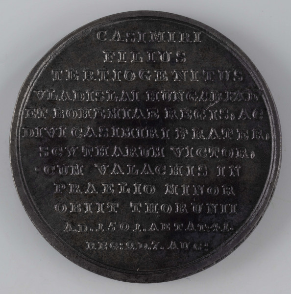 N/377/ML - AV. popiersie króla w profilu w prawo z czapką na głowie. Na górze napis w łuku:
IOANNES ALBERTUS.
Monogram; I.P.H.

RV. Dwunastowierszowy napis:
CASIMIRI / FILIUS / TERTIOGENITUS / VLADISLAI HUNGARIAE / ET BOHEMIAE REGIS, AC / DIVI CASIMIRI FRATER, / SCYTHARUM VICTOR, / CUM VALACHIS IN / PRAELIO MINOR / OBIT THORUNII / AD.1501.AETAT:41. / REG:9.D.7.AUG: