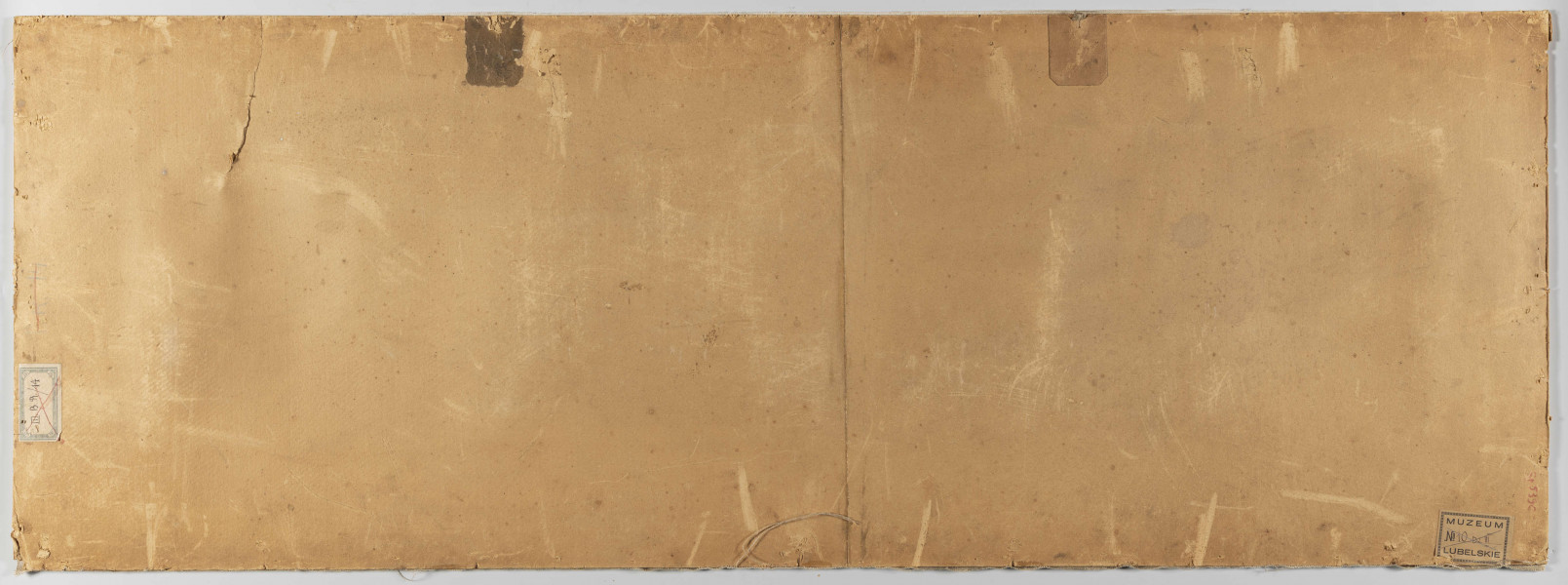 S/G/14/ML - Widok Kazimierza. Na pierwszym planie z lewej fragment muru, na osi kilka sosen. Na drugim planie, z lewej zakole Wisły, w głębi sylwetka zamku w Janowcu. Nieco na prawo od osi wzgórze z ruinami zamku w Kazimierzu, dalej biegnąca wśród pól dróżka. W tle pas nieba podzielony kolorystycznie na dwie strefy - błękit paryski u góry i biało-kobaltowa z akcentami oranżu nad linią horyzontu. Przedstawienie operuje nakładającymi się plamami przełamanych kolorów. Dominują odcienie brązów, ugrów i zieleni. Partie zarośli przy brzegu rzeki i korony sosen w kolorze ceglastego oranżu z akcentami ultramaryny. 
