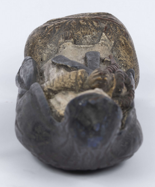 E/6363/ML - Rzeźba z drewna lipowego, polichromowana farbą olejną. Zakomponowana w jednym kawałku drewna na postumencie o formie owalnej z płaskorzeźbionym motywem dwóch skrzyżowanych gałęzi. Postać stojąca przedstawia Matkę Boską Różańcową. Twarz owalna, głęboko osadzone oczy, prosty i szeroki nos, małe pełne usta. Ręce zgięte w łokciach: duże dłonie złożone do modlitwy. Na przedramieniu prawej ręki brązowy różaniec o płaskich paciorkach, zakończony dużym krzyżem. Postać odziana w białą prostą suknię, gładko wykończoną pod szyją i przewiązaną granatową szarfą. Na głowie granatowa szata spełniająca jednocześnie rolę peleryny spływającej z ramion ku dołowi i spowijającej całą postać.