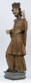 E/16816/ML - Rzeźba drewniana, pełna, polichromowana, przedstawiająca św. Jana Nepomucena. Kompozycja frontalna. Postać stojąca w kontrapoście – prawa noga zgięta i wysunięta do przodu. Sylwetka przechylona na prawo. Lewa ręka zgięta w łokciu i wysunięta do przodu. Prawa zgięta, uniesiona do góry. Brak atrybutów (krzyża i palmy) w dłoniach.
Postać ubrana w sutannę, komżę drapowaną w fałdy i zakończoną koronką, płaszcz z kapturem. Ślady złoceń na partii ubrania. Głowa skierowana na prawo. Twarz podłużna (kolor kremowy), usta proste, oczy z zaznaczonymi na ciemno tęczówkami, nos prosty, lekko zaznaczone kości policzkowe. Wolutowe pukle brody i włosów, symetryczne. Na głowie ciemnobrązowy biret. Stopy wystające spod sutanny.

Konserwacja: 2001 r.
