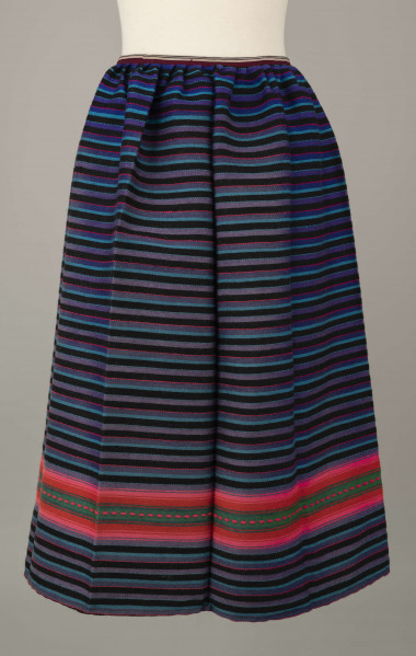 E/6813/ML - Fartuszek wełniany tkany w kolorowe wąskie pasy w kolorze: granatowym, niebieskim, fioletowym, czarnym i amarantowym z szerokim pasem o wiązce kolorystycznej: amarantowy, czerwony, zielony. Przymarszczony i wszyty w płócienny pasek z troczkami.