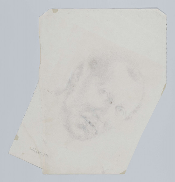 S/G/2662/ML - Portret mężczyzny en trois quatrs w lewo. Twarz szczupła. Krótkie włosy tworzące duże zakola. Ucho przylegające do głowy. Oczy skierowane na widza, nos prosty, wąskie usta. Tło neutralne. Praca utrzymana w konwencji realistycznej, rysowna delikatną, wijącą się i falującą kreską. Niektóre partie wydobyte przez punktowanie.
sygn.p. na wys. karku : J Got