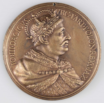 N/1543/ML - AV. Ukoronowane popiersie króla w profilu w prawo. W otoku napis rozdzielony na górze i dole przez wizerunek:
IO : III . DACIVS - TVRC . TART . POLON . REX . MAX .

RV. Dwie postacie: Jan III Sobieski i regentka rosyjska Zofia Aleksiejewna, trzymające się za ręce, depczą półksiężyc - symbol Turcji. W otoku tekst objaśniający:
PAX FVNDATA CVM MOSCHIS
Na dole w odcinku:
DECENNALIA . AVG .
Monogram: I . B . G . F . 

Przewiercony otwór do zawieszania.