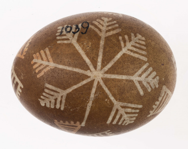 E/1039/ML - Technika batik. Podział podłużny na 2 części. Motyw gwiazdy, krzyża, swastyki. Barwa tła brązowa, barwa motywu biała i ceglasta.