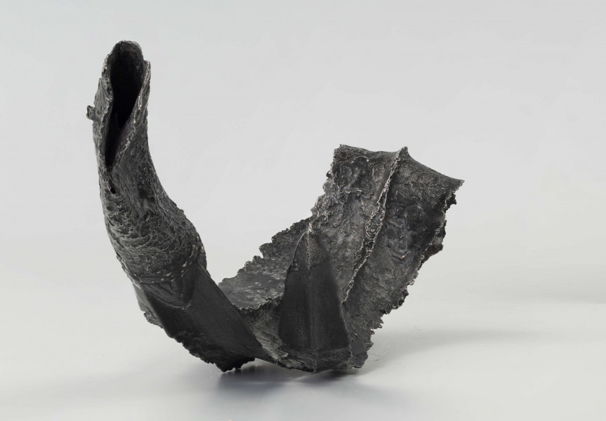 Żelazny grot broni drzewcowej zdobiony wyjątkową, srebrną inkrustacją jest częścią uzbrojenia włożonego do grobu ciałopalnego wojownika z początku III w. n.e. 
Grób przedstawiciela ludności kultury przeworskiej został odkryty przypadkowo w 1959 roku. 
Oprócz trzech grotów, pochówkowi wojownika towarzyszyły: żelazne umbo, dwie ostrogi, tok brązowy (prawdopodobnie okucie drzewca oszczepu) a także żelazny miecz z miedziana inkrustacją wyobrażającą rzymskich bogów. Pochowany na terenie obecnej wsi Podlodów wojownik należał do elity wojskowej przedstawicieli kultury przeworskiej. Liść grotu jest smukły i długi, a u podstawy cylindrycznej i krótkiej tulejki znajduje się żeberko. Na obydwu częściach grotu znajdują się zdobienia inkrustowane srebrem - znaki o znaczeniu symbolicznym: trójkąty sferyczne, punkty, podwójne widełki. Przypominają one symbole religijne (ewentualnie znaki magiczne lub własnościowe) - tamgi. Niektórzy badacze zakładają, że mogły one zostać przejęte przez Sarmatów. 
Wymiary dodatkowe: szer. 4,0 cm 