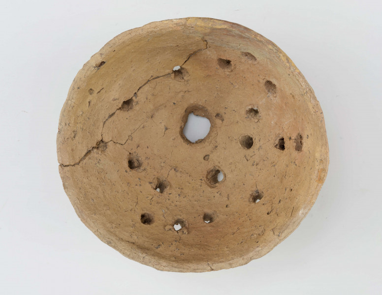Naczynie półkuliste dno z otworem krawędz ścieta płasko otworki rozmieszczone niereguralnie na całej powierzchni wypychane od wnętrza powierzchnie gładzone niestarannie zewnętrza porowato-chropowata 
