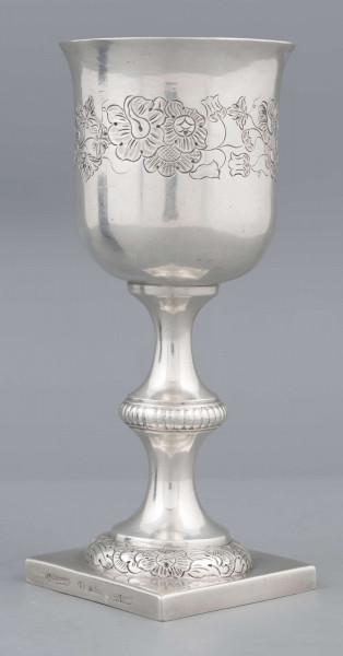 S/Mt/62/ML - Czara dzwonowata z lekko wywiniętym brzegiem, trzon z płaskim nodusem, stopa okrągła, wysklepiona, na kwadratowej plincie. Na czarze ryta wić kwiatowa, brzeg nodusa karbowany, brzeg stopy pokryty wzorem roślinno-kwiatowym.
