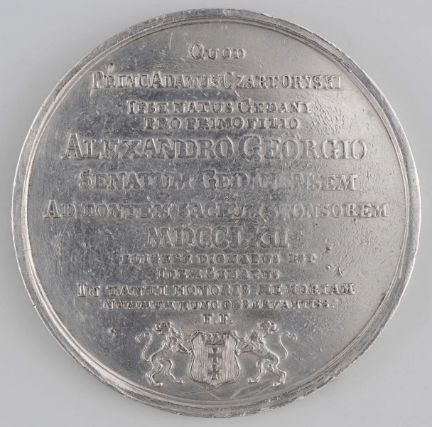 N/4113/ML - AV. Postać kobieca z dzieckiem na ręku frontalnie, w lekkim kontrapoście. Na głowie książęca mitra, gronostajowy płaszcz narzucony na antyczny ubiór. Z prawej kartusz z herbem Czartoryskich. Na górze, w głębokim łuku napis:
CZARTORYSCI ANAE  DOMUS GAUDIA & FIRMAMENTUM
U dołu po lewej monogram: L.

RV. Trzynastowierszowy napis:
QUOD / PRINC : ADAMUS CZARTORYSKI / IPSE NATUS GEDANI / PRO PRIMO FILIO / ALEXANDRO GEORGIO / SENATUM  GEDANENSEM / AD FONTEM SACRUM SPONSOREM / MDCCLXII / ELIGERE DIGNATUS EST / IDEM IN TANTI HONORIS MEMORIAM / NUMMUM HUNC OBSERVANTISS : / F . F . 
Niżej duży herb Gdańska