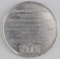 N/4113/ML - AV. Postać kobieca z dzieckiem na ręku frontalnie, w lekkim kontrapoście. Na głowie książęca mitra, gronostajowy płaszcz narzucony na antyczny ubiór. Z prawej kartusz z herbem Czartoryskich. Na górze, w głębokim łuku napis:
CZARTORYSCI ANAE  DOMUS GAUDIA & FIRMAMENTUM
U dołu po lewej monogram: L.

RV. Trzynastowierszowy napis:
QUOD / PRINC : ADAMUS CZARTORYSKI / IPSE NATUS GEDANI / PRO PRIMO FILIO / ALEXANDRO GEORGIO / SENATUM  GEDANENSEM / AD FONTEM SACRUM SPONSOREM / MDCCLXII / ELIGERE DIGNATUS EST / IDEM IN TANTI HONORIS MEMORIAM / NUMMUM HUNC OBSERVANTISS : / F . F . 
Niżej duży herb Gdańska
