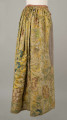 E/880/ML - Spódnica wykonana z brokatu, różnobarwna w kwiaty. Przewaga koloru złotego. Posiada lnianą podszewkę. Na przodzie wstawione lniane płótno w pasy. Noszona przez zamężne kobiety, bogate mieszczki tarnogrodzkie.