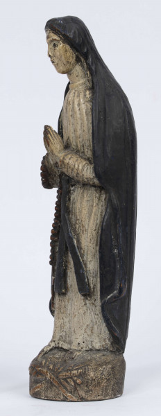 E/6363/ML - Rzeźba z drewna lipowego, polichromowana farbą olejną. Zakomponowana w jednym kawałku drewna na postumencie o formie owalnej z płaskorzeźbionym motywem dwóch skrzyżowanych gałęzi. Postać stojąca przedstawia Matkę Boską Różańcową. Twarz owalna, głęboko osadzone oczy, prosty i szeroki nos, małe pełne usta. Ręce zgięte w łokciach: duże dłonie złożone do modlitwy. Na przedramieniu prawej ręki brązowy różaniec o płaskich paciorkach, zakończony dużym krzyżem. Postać odziana w białą prostą suknię, gładko wykończoną pod szyją i przewiązaną granatową szarfą. Na głowie granatowa szata spełniająca jednocześnie rolę peleryny spływającej z ramion ku dołowi i spowijającej całą postać.