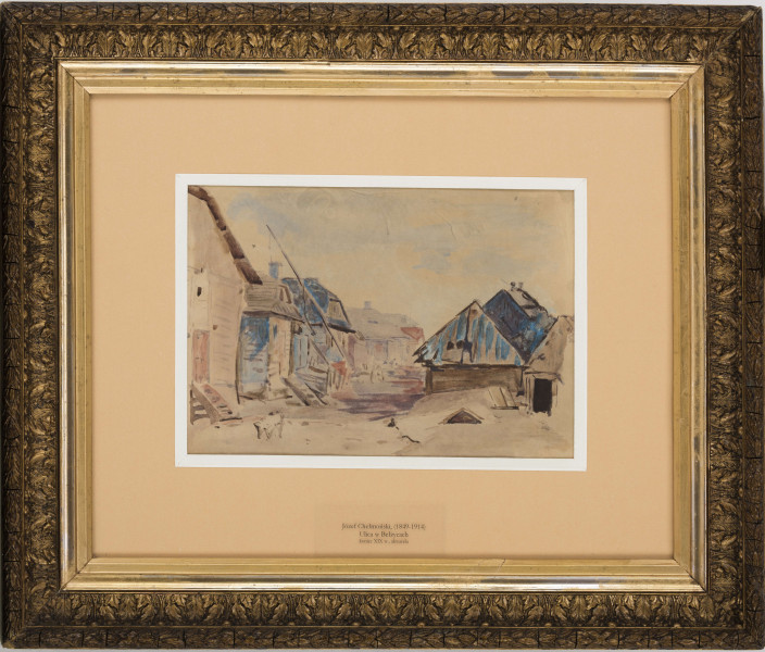 Widok ulicy w miasteczku.. W centrum kompozycji szeroka, niebrukowana droga. Po obu jej stronach niewielkie domy. Zabudowania parterowe, drewniane, kryte dachami naczółkowymi. Na pierwszym planie, po prawej dom ukazany od strony szczytu, za nim dachy dwóch kolejnych zabudowań. Po lewej rząd domów usytuowanych elewacją w stronę drogi, obok żuraw i stojący przy jednym z budynków wóz. Przedstawienie utrzymane w szerokiej gamie szarości i błękitów.
