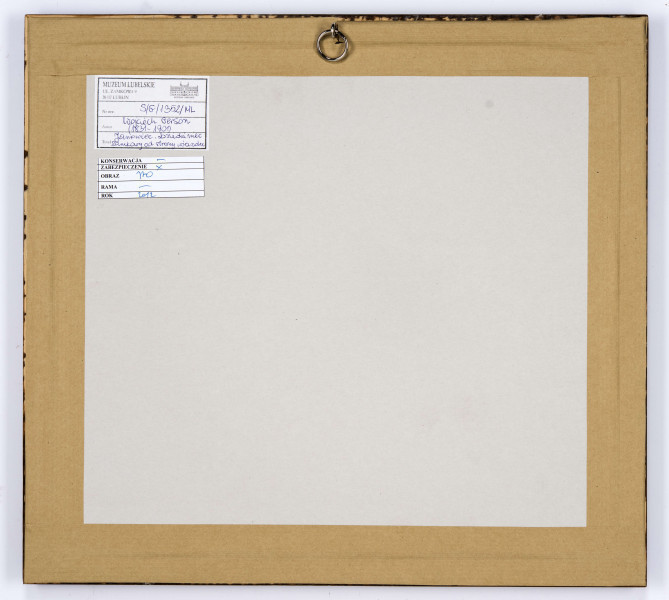 Widok ruin zamku w Janowcu w ujęciu od wschodu, od strony wjazdu - na tzw. Dziedziniec Wielki. Na pierwszym planie rozległa płaszczyzna porośniętego roślinnością dziedzińca, zamknieta ukazanym centralnie skrzydłem wschodnim. Na osi półkoliste przejście. Po prawej część zrujnowanego północnego skrzydła zamku - tzw. Domu Północnego z zamkniętymi półkoliście otworami okiennymi i drzwiowymi, po lewej amfilada południowa (Pałac Andrzeja Firleja) rozczłonkowana w partii przyziemia prostokątnymi otworami. 
